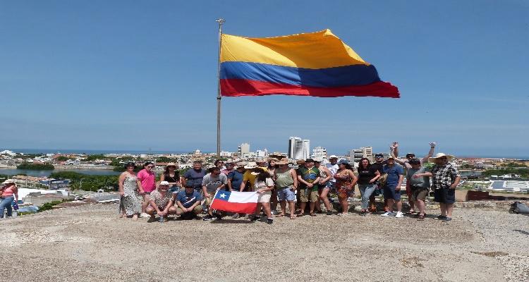 Delegación de dirigentes sindicales chilenos con las banderas de Chile y Colombia en Cartagena de Indias