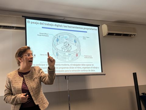 Exposición sobre trabajo digital e inteligencia artificial