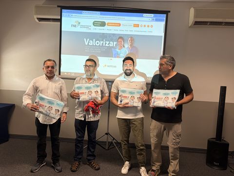 Integrantes de la delegación con materiales del Sindicato dos Enfermeiros do Estado de São Paulo (SEESP)